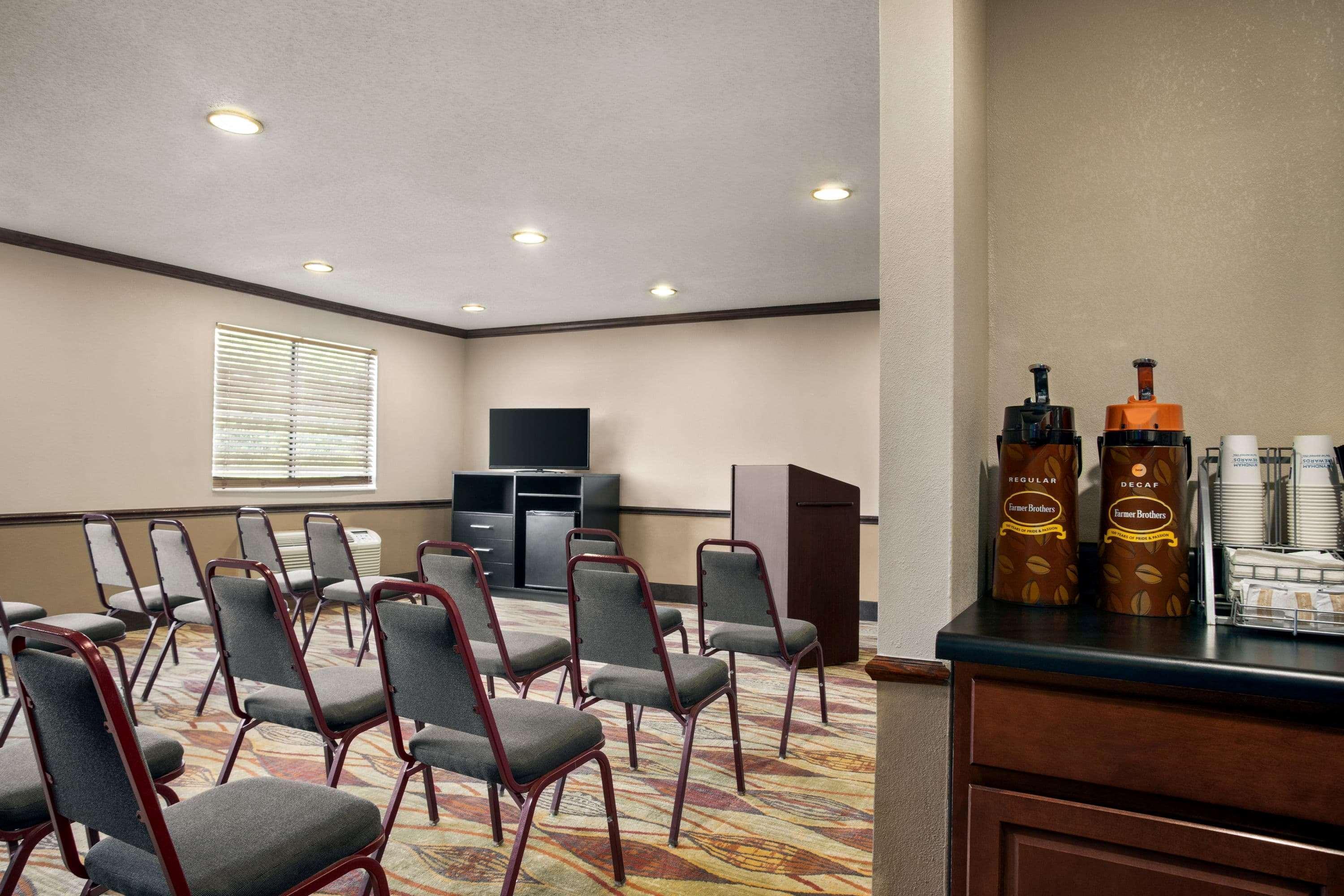 Hotel Super 8 By Wyndham Clinton Zewnętrze zdjęcie