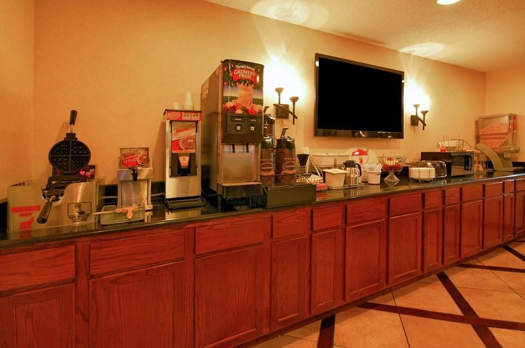 Hotel Super 8 By Wyndham Clinton Zewnętrze zdjęcie